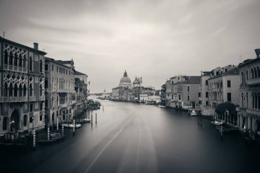 Venedik kilise Santa Maria della Salute ve İtalya uzun pozlama ile kanal.