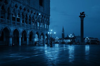St. Marks Meydanı, gece tarihi mimari ve İtalya 'daki San Giorgio Maggiore kilisesi..