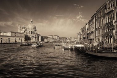 İtalya 'da Venedik Kilisesi Santa Maria della Salute ve kanal manzarası.