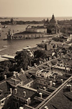 St Mark Meydanı 'ndaki saat kulesinden Venedik ufuk çizgisi görünüyor. İtalya.