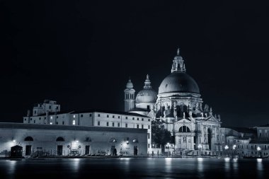 Geceleri İtalya 'da Santa Maria della Salute Kilisesi ve tarihi mimari ile Venedik.