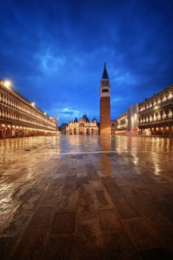 Venedik, İtalya 'daki Piazza San Marco' da geceleri çan kulesi ve tarihi binalar..