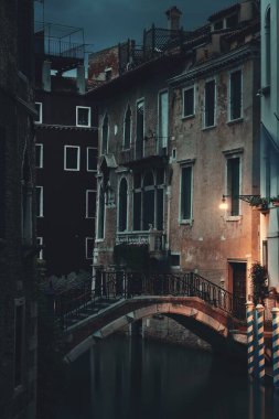 Venedik kanalı gece köprüsü ve tarihi binalarla birlikte. İtalya.