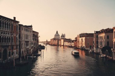  Santa Maria della Salute Kilisesi ve Büyük Kanal manzaralı tekne, Venedik, İtalya.