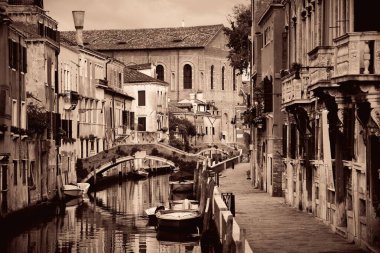 Venedik kanalı manzaralı tarihi binalar. İtalya.
