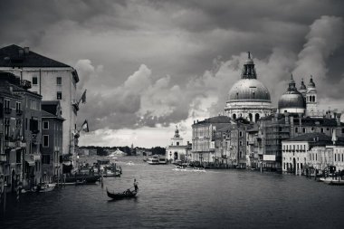 Venedik kilise Santa Maria della Salute ve bulutlu bir gün kanalda. İtalya.