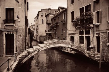 Venice Kanalı 'ndaki köprü. İtalya.