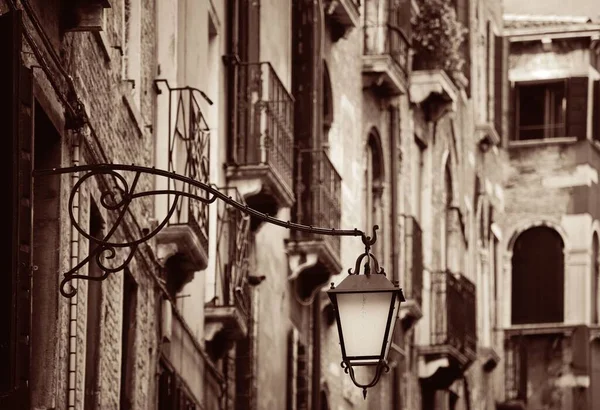 이탈리아 베니스에 역사적 건물들이 길에서 — 스톡 사진