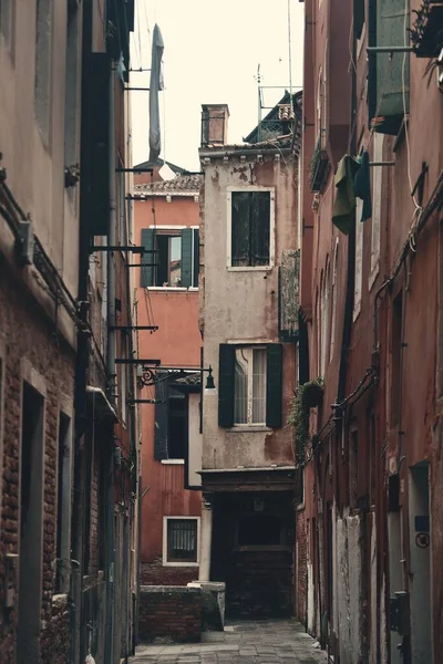 앨리는 이탈리아 베니스에 역사적 건물들을 — 스톡 사진