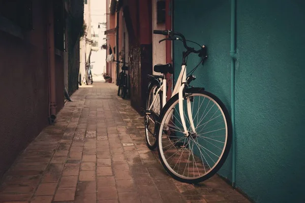 布尔诺五彩斑斓的历史建筑的街景 意大利威尼斯 — 图库照片