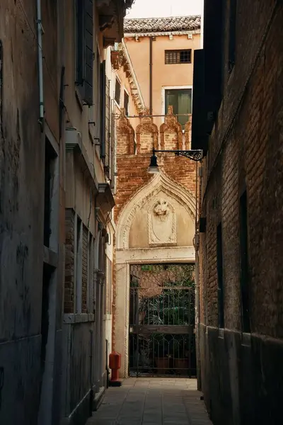 Vista Callejón Con Edificios Históricos Venecia Italia — Foto de Stock