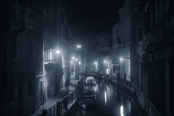 Sebuah Malam Berkabut Kanal Venesia Dengan Bangunan Bangunan Bersejarah Italia — Stok Foto