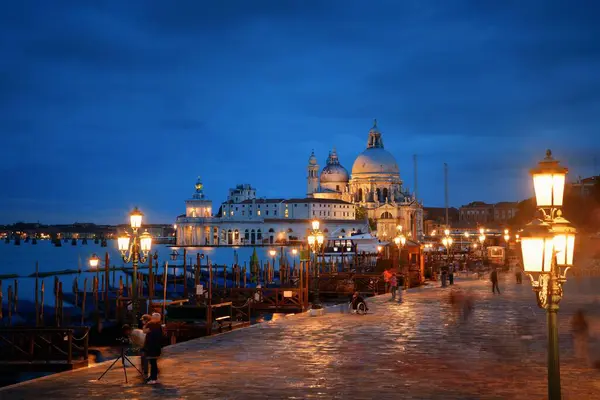 Venetsia Yöllä Santa Maria Della Salute Kirkon Historiallisten Arkkitehtuurien Kanssa — kuvapankkivalokuva