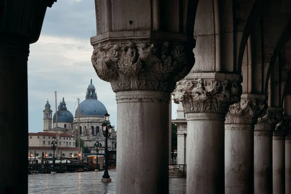 Εκκλησία Της Βενετίας Santa Maria Della Salute Κίονες Στην Ιταλία — Φωτογραφία Αρχείου