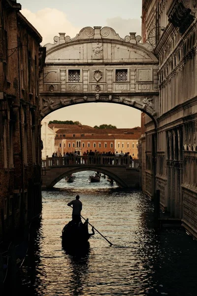 Venedik Talya Nın Ünlü Simgesi Gondolu Olarak Çekiş Köprüsü — Stok fotoğraf