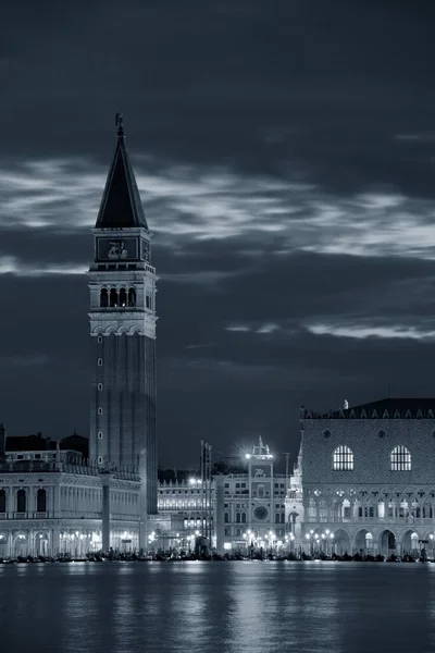 Waterkant Nacht Uitzicht Klokkentoren Historische Gebouwen Aan Piazza San Marco — Stockfoto