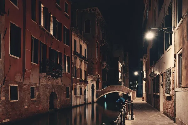 Venetië Uitzicht Gracht Nachts Met Brug Historische Gebouwen Italië — Stockfoto