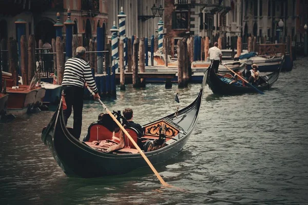 Gondola Στο Κανάλι Της Βενετίας Ιταλία — Φωτογραφία Αρχείου