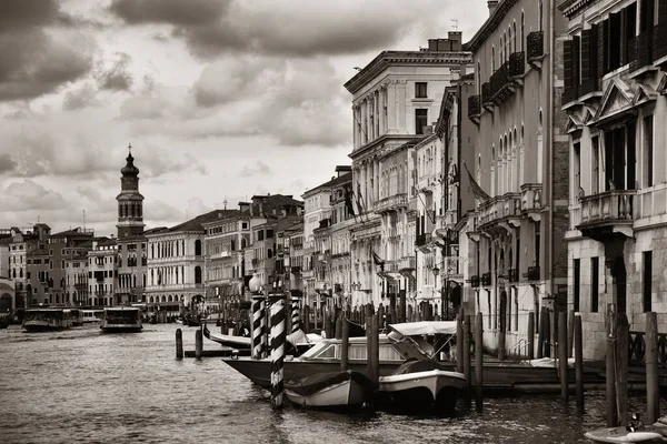 威尼斯运河景观与塔和历史建筑 意大利 — 图库照片