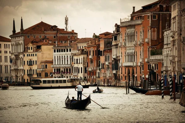 Gondola Csatornában Velencében Olaszországban — Stock Fotó