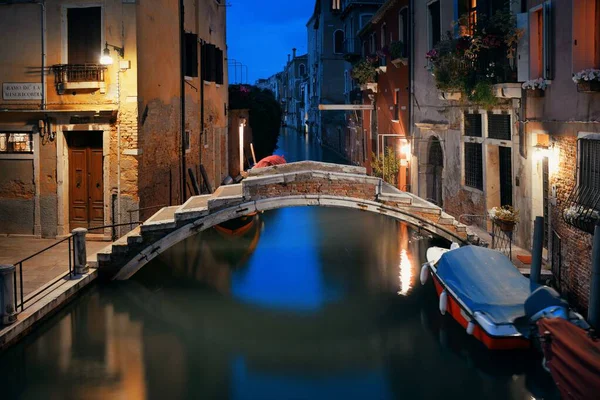 Vista Del Canal Venecia Por Noche Con Puente Edificios Históricos — Foto de Stock