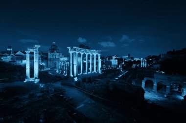 Roma Forumu 'nda gece vakti antik mimarinin kalıntıları vardı. İtalya.