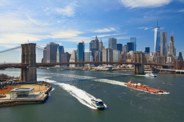Brooklyn Köprüsü ve Manhattan şehir merkezi New York 'ta teknesi olan gökdelenler