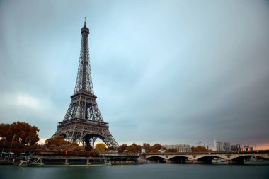 Paris, Fransa 'daki Seine Nehri' nde köprüsü olan Eyfel Kulesi.