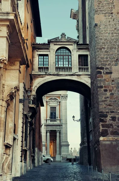 Gatuvy Med Valv Nära Stadshuset Rom Italien — Stockfoto