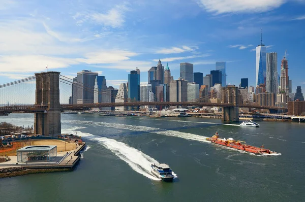 Brooklyn Bridge Downtown Manhattan Skyline Met Boot New York City — Stockfoto