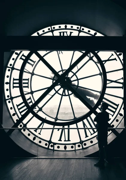 Turist Tittar Thrugh Jätte Klocktornet Paris — Stockfoto