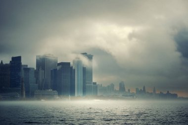New York City şehir merkezi iş bölgesi sisli bir günde