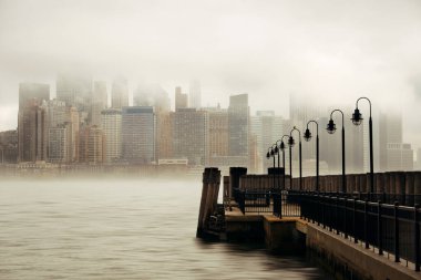 Sisli bir günde New York 'un şehir merkezindeki iş bölgesinde rıhtım var.