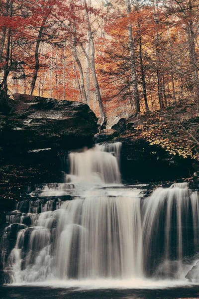 Herbstliche Wasserfälle Park Mit Buntem Laub — Stockfoto