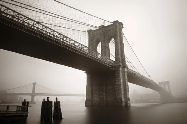 Brooklyn Bridge Foggy Day Downtown Manhattan — Stock Photo, Image