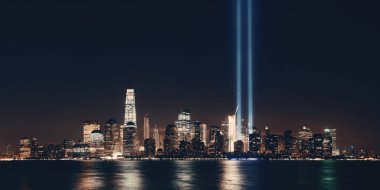 New York City şehir manzarası, gece panorama Hudson Nehri ve 11 Eylül anısına ışık üzerinde