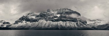Banff Ulusal Parkı 'ndaki Bow Lake Panorama Dağları ve ormanı karla kaplı.