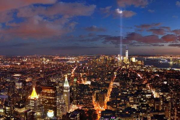 ニューヨーク市のダウンタウンのスカイラインの夜景と 911 オマージュ光 — ストック写真