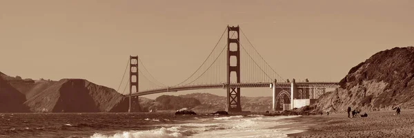 有名なランドマークとしてサンフランシスコのパン屋浜ゴールデン ゲート橋のパノラマ — ストック写真