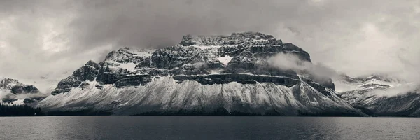 Bow Lake Panorama Met Besneeuwde Bedekte Berg Bos Banff National — Stockfoto