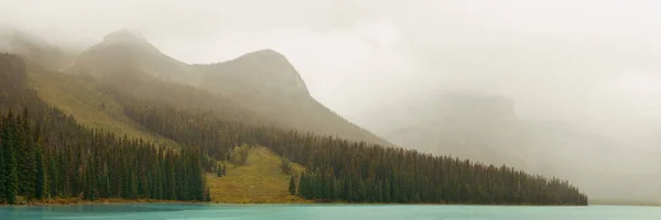 Lago Esmeralda Com Nevoeiro Parque Nacional Yoho Canadá — Fotografia de Stock