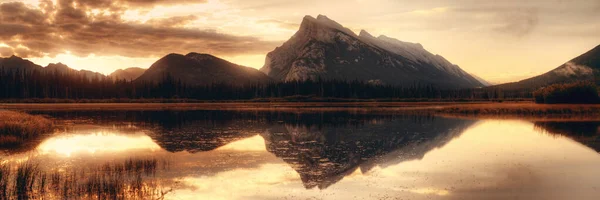 Vermillion Lake Alba Nel Banff National Park Canada — Foto Stock