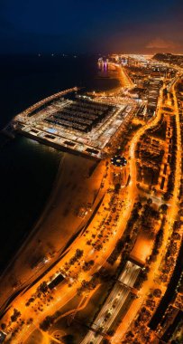 İspanya 'da gece Barselona' nın sahil manzarası.