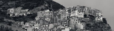 İtalya 'nın Cinque Terre kentindeki Manarola' daki uçurum panoramasının üzerinde İtalyan tarzı yerleşik binalar..