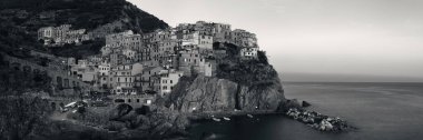 Siyah ve beyaz Manarola göz ardı Akdeniz manzaralı panorama binaları ile uçuruma Cinque Terre, İtalya.