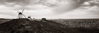 İspanya 'da Toledo yakınlarındaki Consuegra' da yel değirmeni panoraması