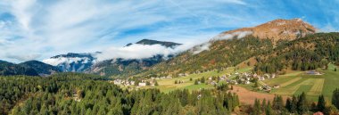 Kuzey İtalya 'da Dolomitler doğal pelerin