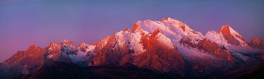 Dolomitler Kuzey İtalya 'da gün doğumu doğal pelerin