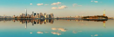 Manhattan şehir merkezi gökdelenleri ile nehir üzerinde yansımaları olan.