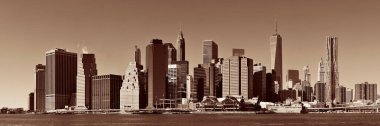 Doğu Nehri üzerinde gökdelenleri olan Manhattan finans bölgesi.